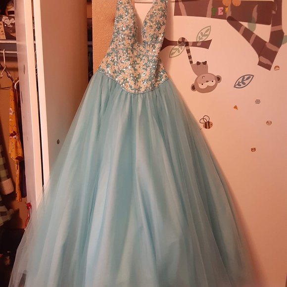 Beautiful Prom Formal Dress - Picture 2 of 7